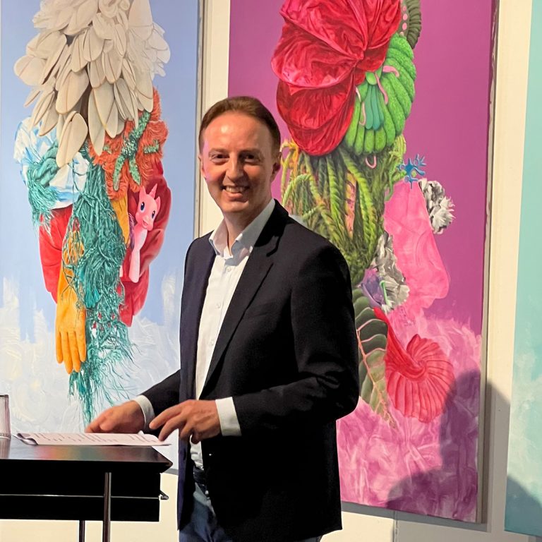 Macit Karaahmetoğlu MdB Die Rede von Macit Karaahmetoğlu, Bundestagsabgeordneter der SPD, anlässlich der Eröffnung unserer Ausstellung "SHOWTIME" Müller & Sohn + Ko (Irene Müller, Diethard Sohn und Hyunjeong Ko) im Ludwigsburger Kunstverein