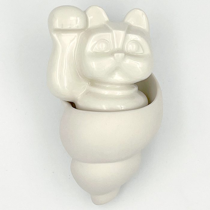 Skulptur „Lucky Hermit“ Material: Keramik Maße: H 18 x B 11  x T 8 cm © Müller & Sohn Entwurf und Erstellung des Originals: Müller & Sohn (Irene Müller, Diethard Sohn) 8 Abgüsse in Keramik: Hyunjeong Ko