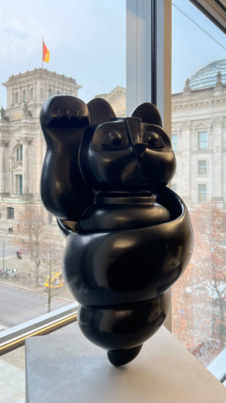 Lucky Hermit in Berlin, 3D-Druck schwarz, 60 cm hoch auf 120cm Sockel, gewachst und von Hand geschliffen und auf Hochglanz poliert.